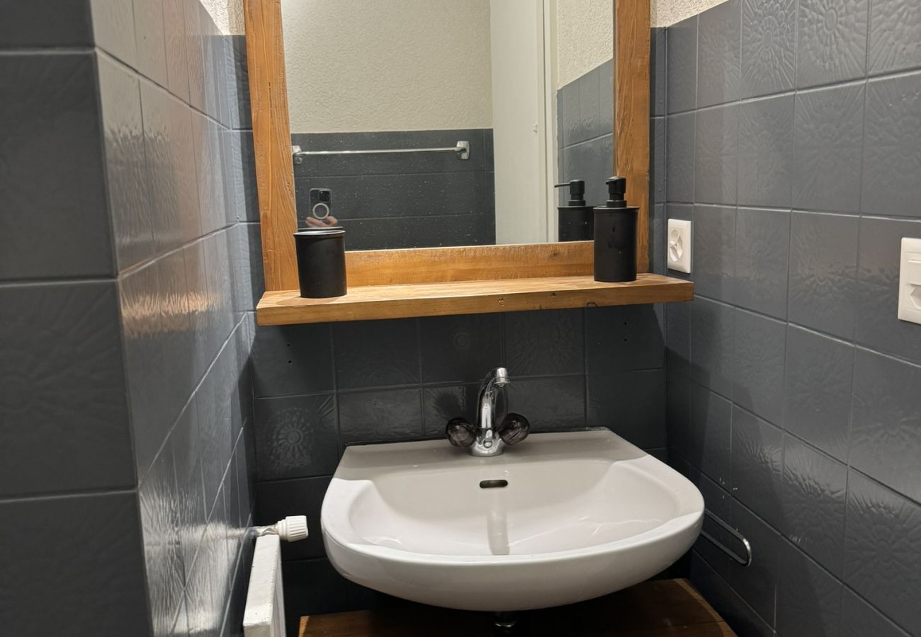 Badkamer met douche appartement E 022 in Veysonnaz, Zwitserland