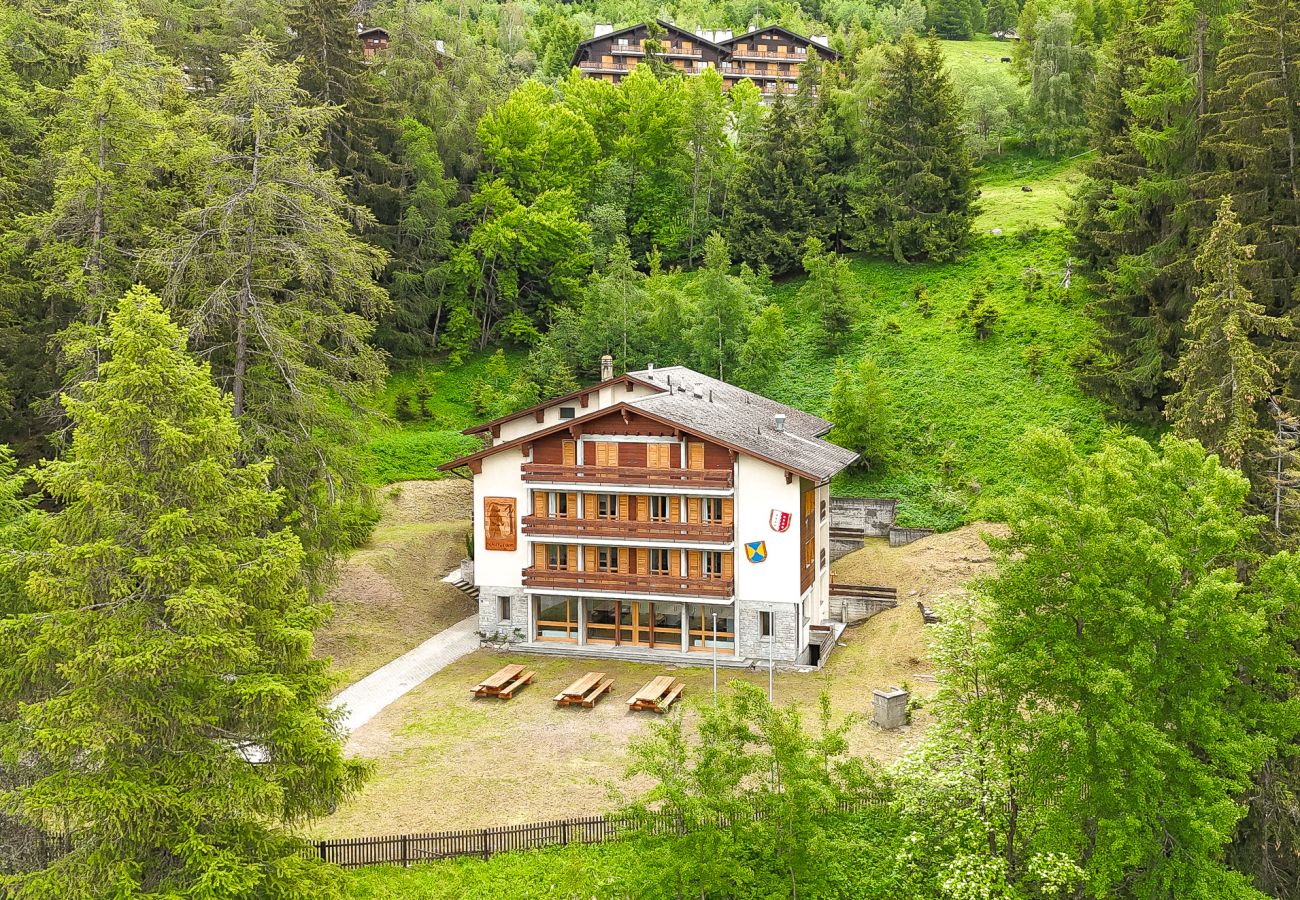 Chambres d'hôtes à Les Agettes - Chalet de l'Ours AUTHENTIC Etage Penthes 14 pers