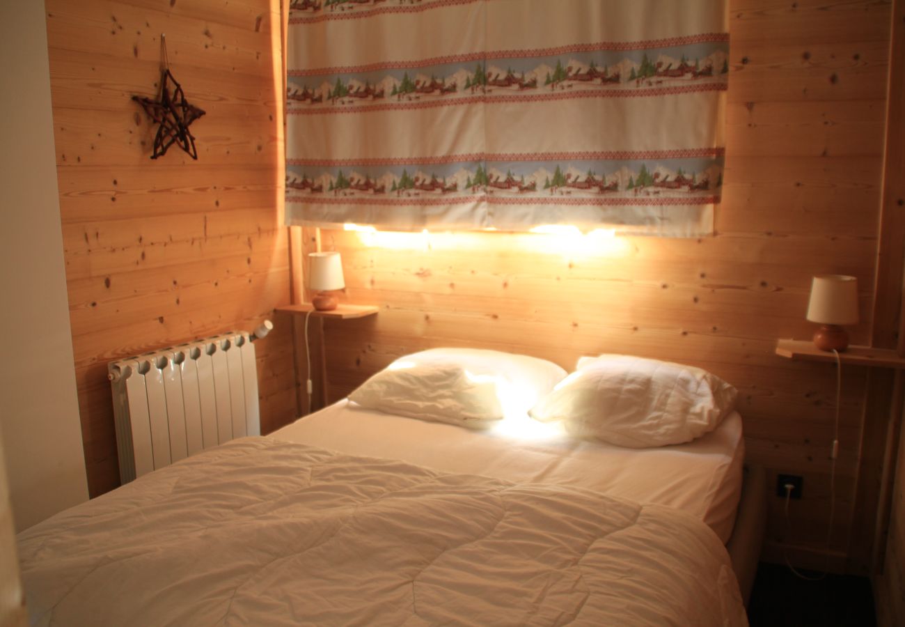 Bedroom Ambrunes village center 