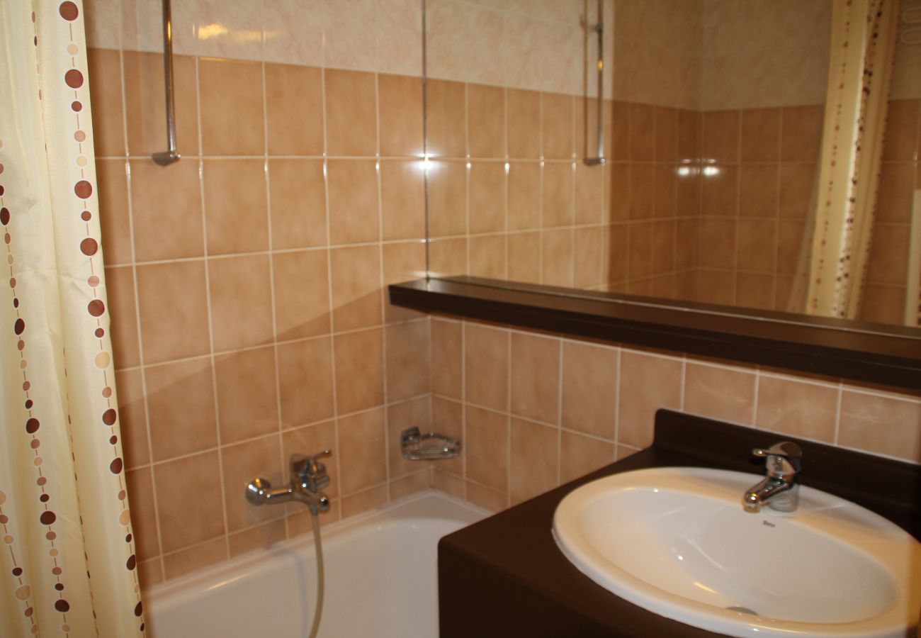 Bathroom, AGE8/9 apartment in Châtel in France