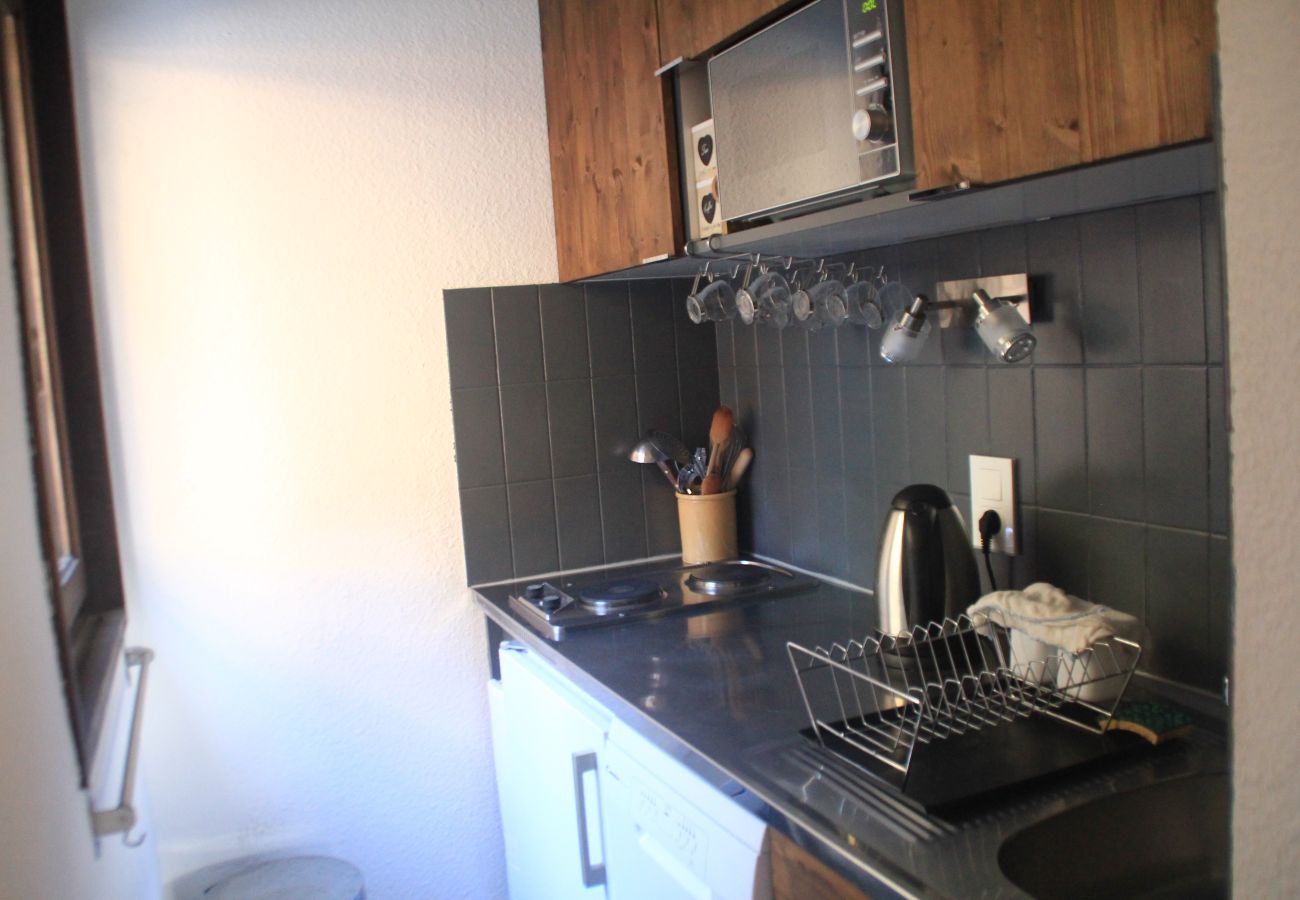 Kitchen, studio YT46B5 in Châtel in France