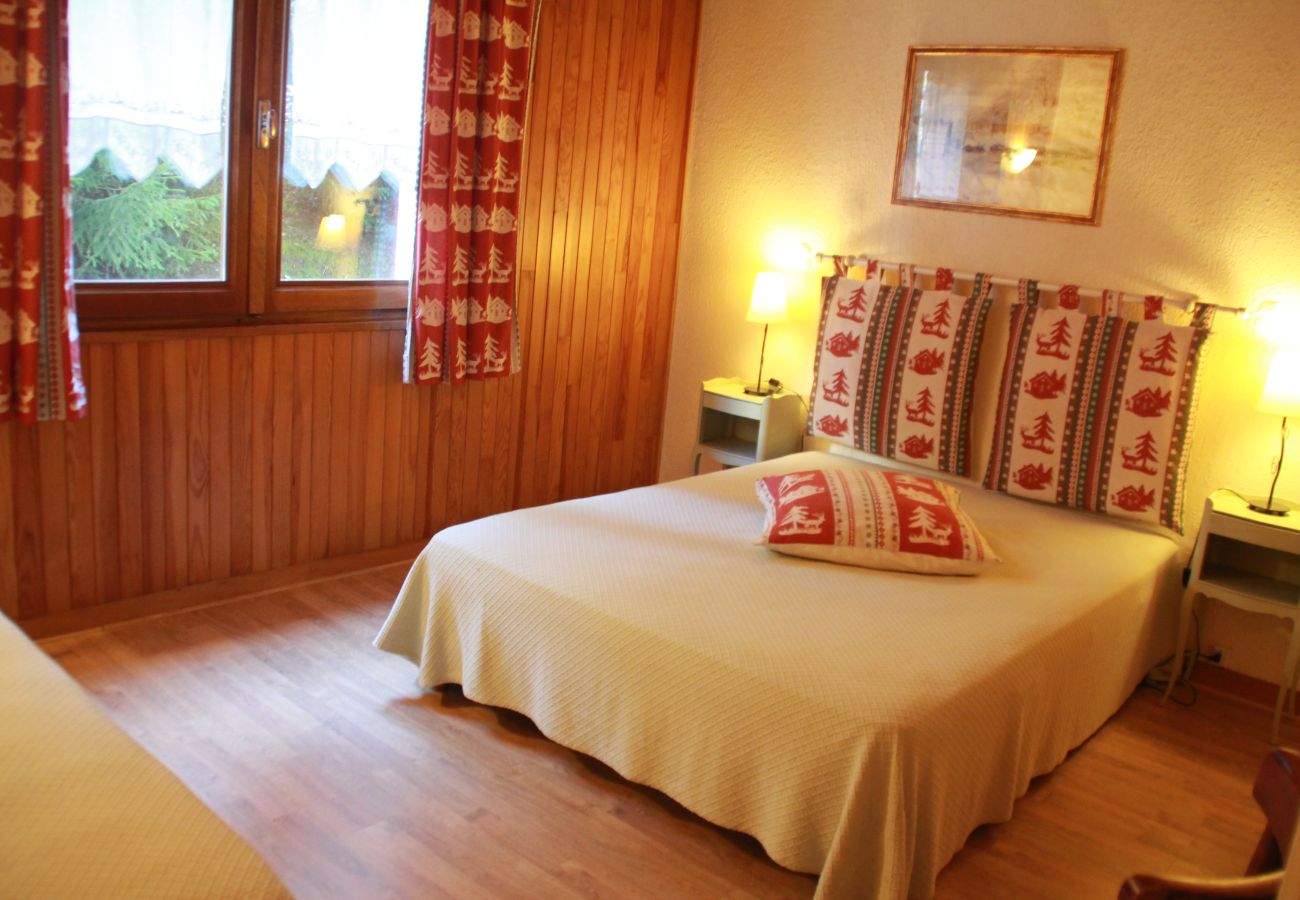 Bedroom at the RSA4 residence in Châtel, France